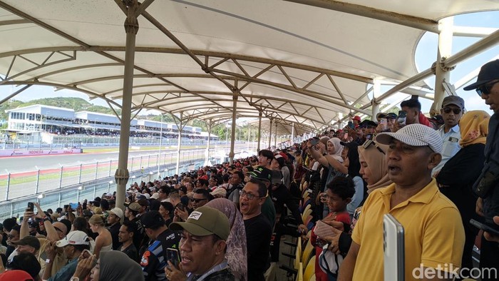 1759663979294-suasana-penonton-di-salah-satu-sudut-tribun-sirkuit-mandalika-lombok-tengah-ntb-minggu-5102025-foto-ahmad-viqidetikbali-1759648848570_169