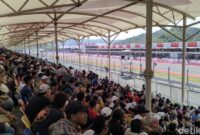 1759663989955-suasana-penonton-di-tribun-saat-balapan-moto2-di-sirkuit-mandalika-lombok-tengah-ntb-minggu-5102025-foto-ahmad-viqidetikbali-1759647601029_169