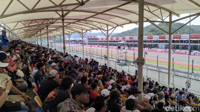 1759663989955-suasana-penonton-di-tribun-saat-balapan-moto2-di-sirkuit-mandalika-lombok-tengah-ntb-minggu-5102025-foto-ahmad-viqidetikbali-1759647601029_169