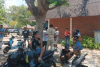 1759664016805-sejumlah-calo-tiket-bersiap-menawarkan-tiket-kepada-pengunjung-bazaar-mandalika-di-sirkuit-mandalika-lombok-tengah-minggu-5102-1759642777045_169