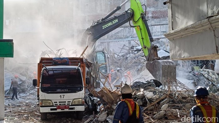 1759685285547-alat-berat-dikerahkan-saat-evakuasi-musala-ponpes-al-khoziny-sidoarjo-1759578150070_169