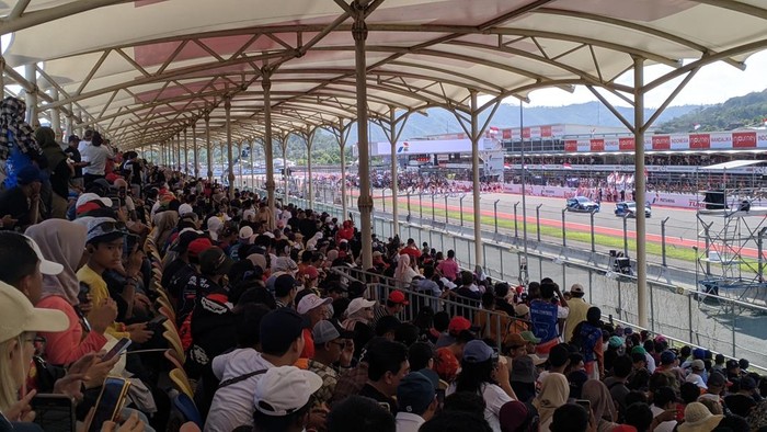 1759685291267-suasana-penonton-motogp-2025-di-sirkuit-mandalika-minggu-5102025-ahmad-viqidetikbali-1759665930891_169