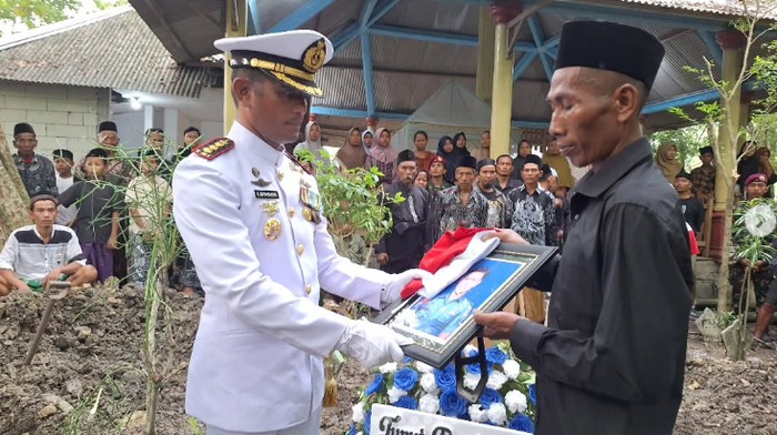 1759685323081-pemakaman-praka-mar-zaenal-mutaqim-di-grobogan-1759658296805_169