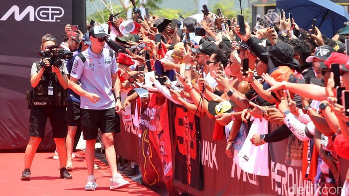 1759728768027-motogp-hero-walk-2025-di-mandalika-momen-akrab-pembalap-dan-fans-1759642959712_169