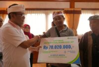 1759750223435-wali-kota-denpasar-jaya-negara-menyalurkan-santunan-jkk-bpjs-ketenagakerjaan-kepada-dua-ahli-waris-korban-banjir-yang-merupaka-1759741715234_169