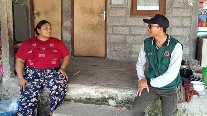 1759750266098-petugas-puskeswan-yang-melakukan-penelusuran-anjing-yang-menggigit-balita-di-wilayah-banjar-pekandelan-desa-culik-kecamatan-ab-1759737944486_169