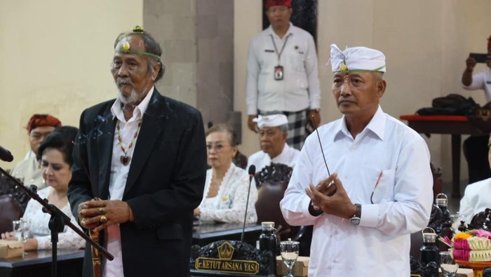 1759750309897-pelantikan-i-wayan-sukaja-udeng-putih-melalui-mekanisme-pergantian-antar-waktu-paw-di-gedung-dprd-tabanan-senin-6102025-1759733951055_169