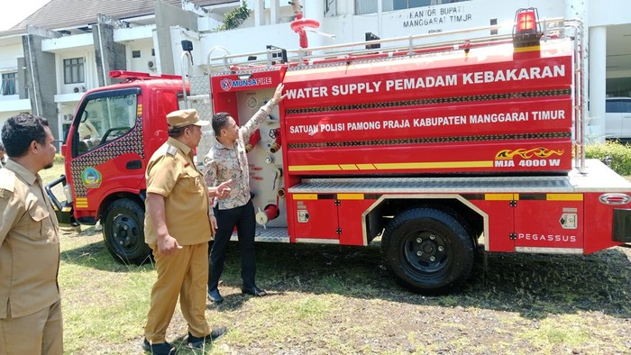 1759772248515-pemerintah-kabupaten-manggarai-timur-menerima-mobil-pemadam-kebakaran-pertama-senin-6102025-dok-prokopim-manggarai-timur-1759764306857_169