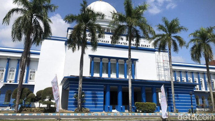 1759772301707-tampak-depan-gedung-bupati-lombok-barat-senin-6102025-m-zahiruddindetikbali-1759759010849_169