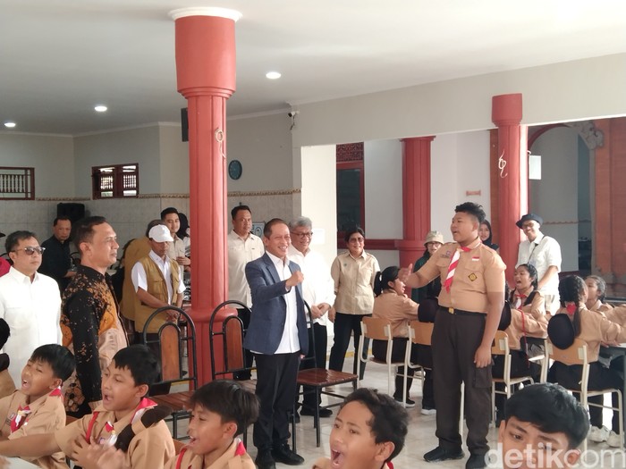 1759772365847-menteri-lingkungan-hidup-lh-hanif-faisol-nurofiq-pakai-jas-saat-mengunjungi-srmp-17-tabanan-di-sentra-mahatmiya-desa-banjarany-1757735792904