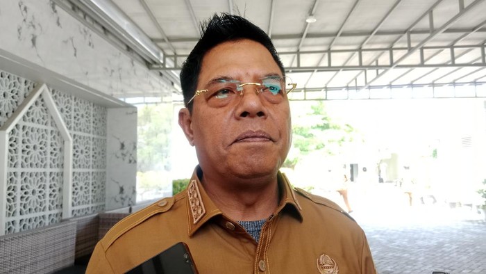 1759815270291-bupati-lombok-timur-haerul-warisin-ketika-diwawancara-mengenai-pembatalan-rencana-pembangunan-sekolah-garuda-di-kebun-raya-lem-1759813532548_169