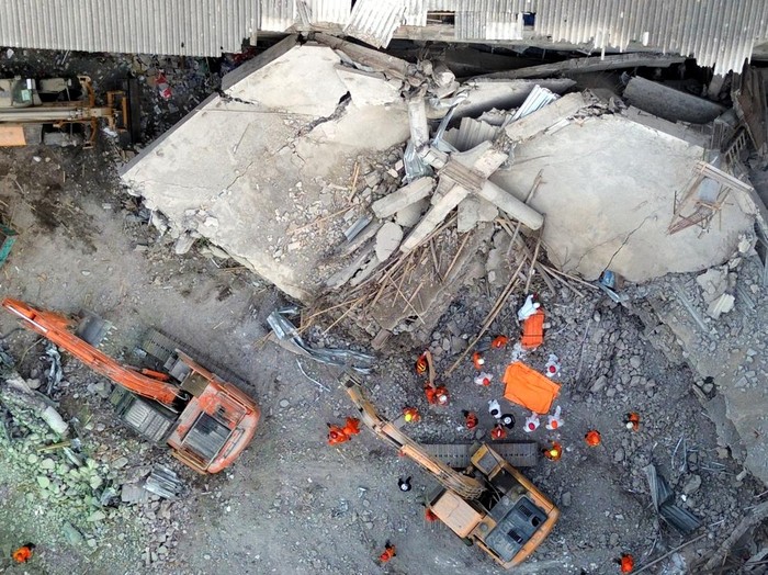 1759815307569-evakuasi-korban-musala-ambruk-di-ponpes-al-khoziny-63-meninggal-dan-puluhan-masih-tertimbun-1759755531943_43