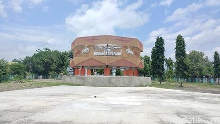 1759815334417-tugu-nggusu-waru-yang-dibangun-di-rth-karijawa-dompu-farukdetikbali-1759810842779_169