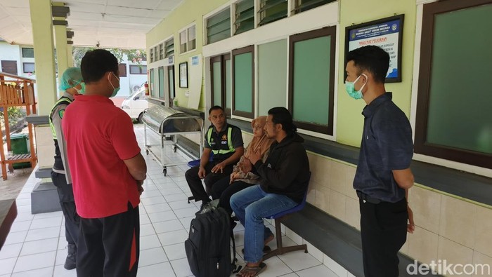 1759815360687-keluarga-memastikan-ciri-ciri-jenazah-korban-kmp-tunu-pratama-jaya-yang-dititiokan-di-kamar-jenazah-rsu-negara-kabupaten-jembr-1759808121864_169