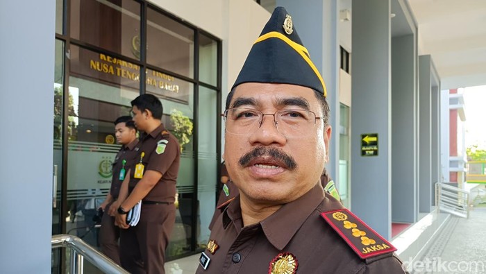 1759815382013-kajari-mataram-gde-made-pasek-swardhayana-di-kejati-ntb-selasa-7102025-1759806821486_169