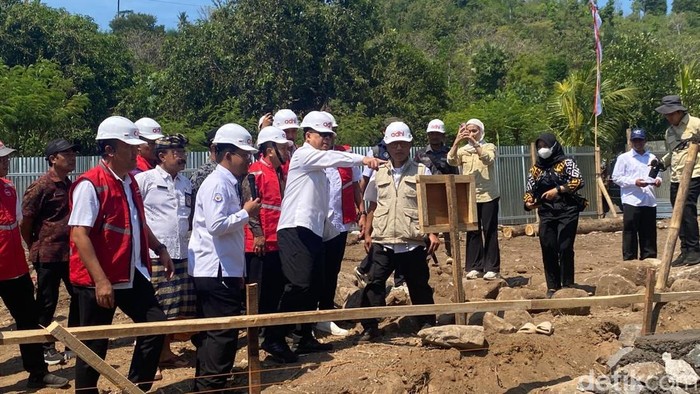 1759836499893-direktur-jenderal-dirjen-perikanan-tangkap-kementerian-kelautan-dan-perikanan-kkp-komjen-pol-lotharia-latifsaat-melihat-progre-1759835100458_169