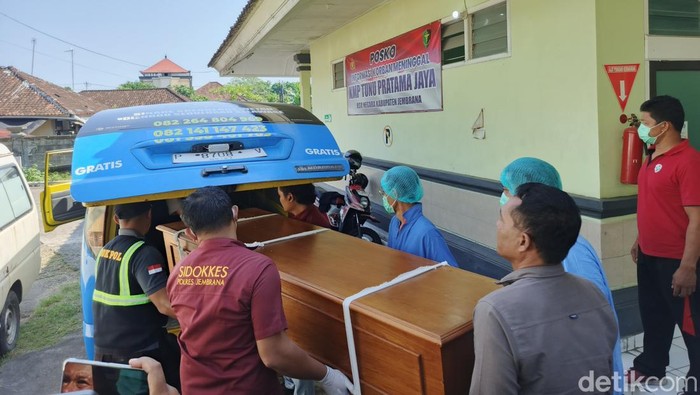 1759836510693-pemulangan-satu-jenazah-korban-tenggelamnya-kmp-tunu-pratama-jaya-mukhamad-syakur-asal-pasuruan-di-rsu-negara-selasa-7102025-i-1759832512696_169