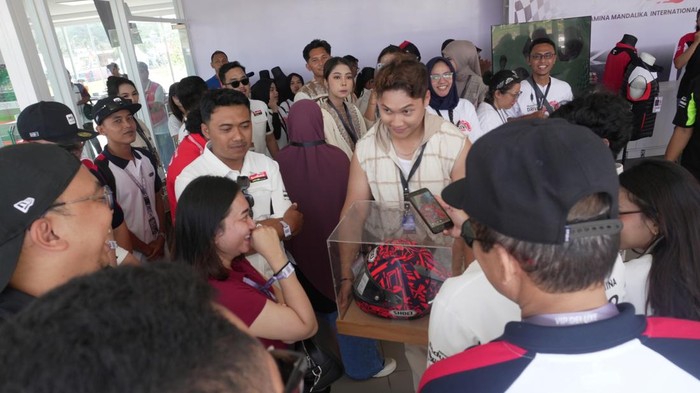 1759836613461-helm-agv-special-edition-bertanda-tangan-valentino-rossi-laku-terjual-rp-15-juta-di-sirkuit-mandalika-dok-humas-kpknl-1759822652172_169