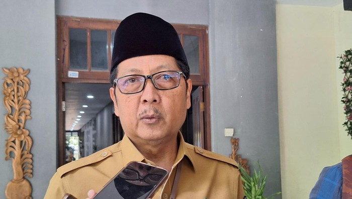 1759836651273-sekda-mataram-lalu-alwan-basri-saat-dikonfirmasi-di-kantornya-selasa-7102025-nathea-citradetikbali-1759818036623_169