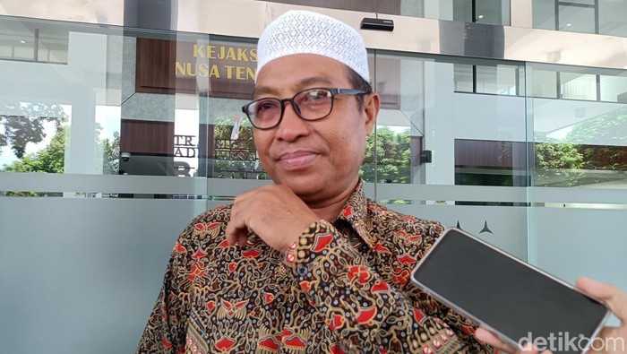 1759858143988-lalu-khairil-azmi-usai-diperiksa-diperiksa-penyidik-pidana-khusus-kejati-ntb-selasa-7102025-foto-abdurrasyid-efendidetikbali-1759852981832_169