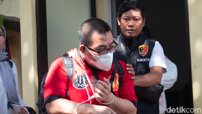 1759858247399-tersangka-mma-diserahkan-ke-kejari-mataram-selasa-7102025-1759840285075_169