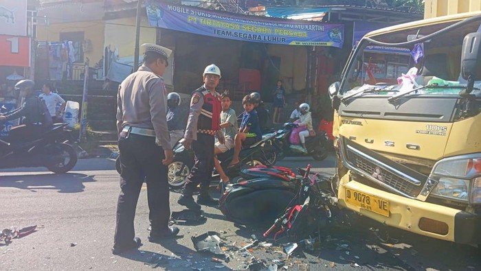 1759923175308-olah-tkp-terkait-kecelakaan-maut-di-jalur-amlapura-denpasar-tepatnya-di-banjar-dinas-labuan-desa-antiga-kecamatan-manggis-kara-1759918478529_169