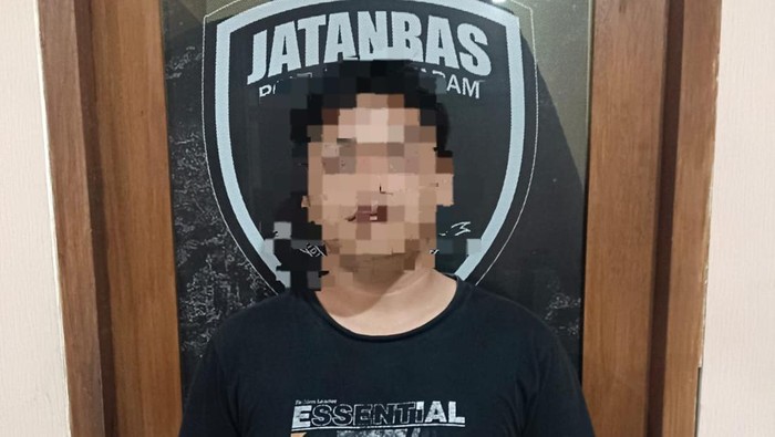 1759923311893-pegawai-kontrak-rsptn-unram-inisial-atlp-alias-alfi-ditangkap-satreskrim-polresta-mataram-senin-8102025-karena-mencuri-tempat--1759913380659_169