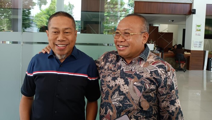 1759923344632-mohammad-rum-kiri-dan-lalu-gita-ariadi-kanan-seusai-diperiksa-penyidik-aspidsus-kejati-ntb-rabu-8102025-abdurrasyid-efendideti-1759910874648_169