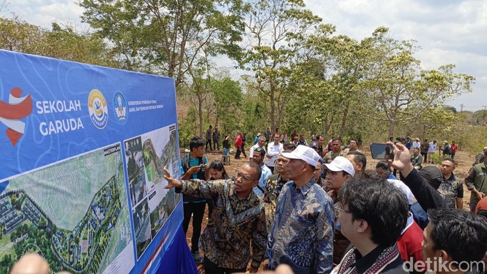 1759923355936-wakil-menteri-pendidikan-tinggi-sains-dan-teknologi-diktisaintek-fauzan-meninjau-lokasi-pembangunan-sma-unggul-garuda-di-soe-t-1759909042729_169