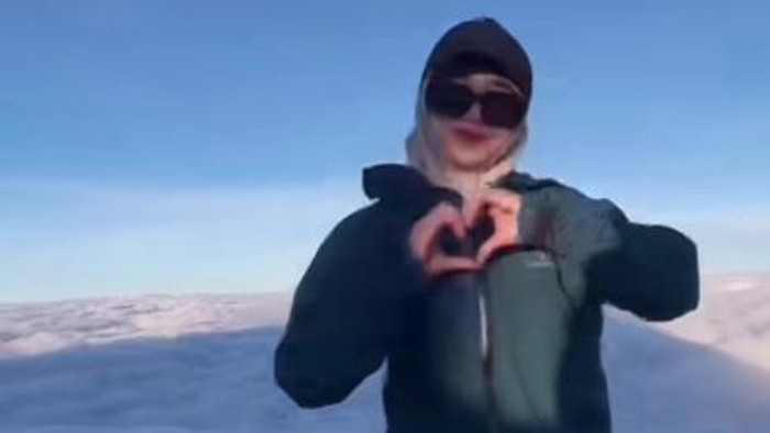 1759944414812-tangkapan-layar-video-viral-pendaki-perempuan-yang-asyik-berjoget-di-puncak-gunung-rinjani-lombok-ntb-tangkapan-layar-ig-rinja-1759849601199_169