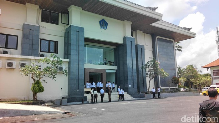 1759965518239-suasana-depan-rs-giri-asih-di-kecamatan-abiansemal-badung-rabu-8102025-foto-agus-ekadetikbali-1759936940027_169