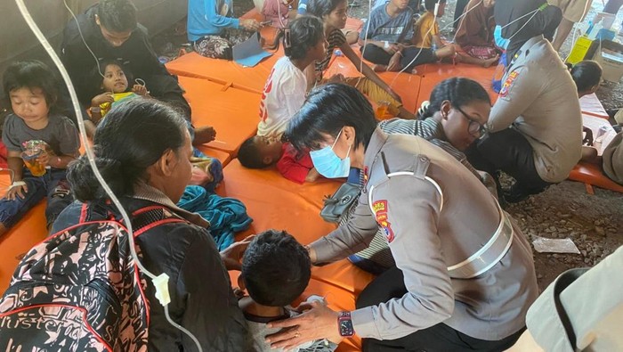 1759988195206-sejumlah-siswa-sd-saat-mendapat-penanganan-medis-di-tenda-darurat-yang-dibangun-polisi-di-lapangan-puspenmas-soe-kabupaten-tts-1759497986069_169
