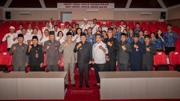 1759988263468-bupati-bangli-lantik-4-pejabat-tinggi-pratama-serahkan-18-sk-asn-1759972076541_169