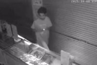 1760009392799-tangkapan-layar-dari-video-rekaman-cctv-pencurian-di-konter-hp-di-desa-pangsan-petang-badung-foto-istimrewa-1760005221645_169