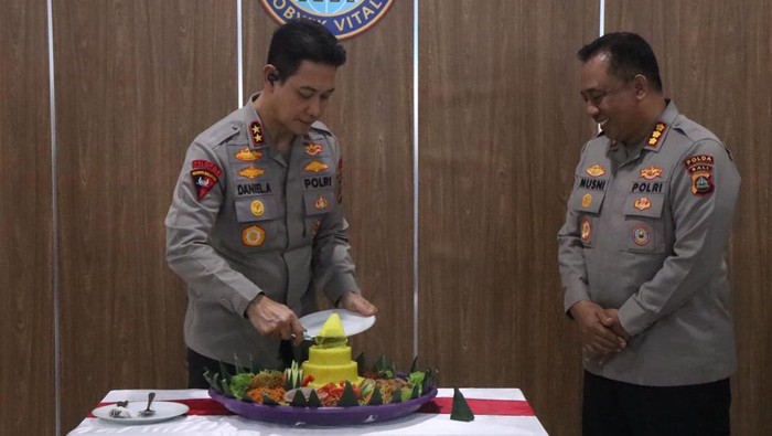 1760030888887-kapolda-bali-irjen-daniel-adityajaya-menggelar-syukuran-atas-rampungnya-kantor-baru-ditpamobvit-polda-bali-pada-kamis-9102025--1760012615849_169