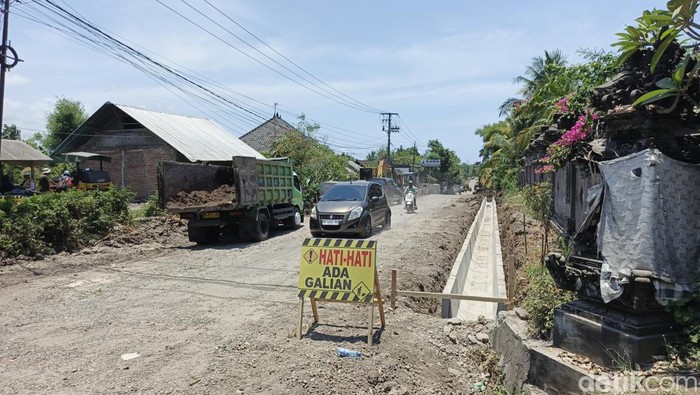 1760030937842-proyek-perbaikan-jalan-penghubung-antara-kelurahan-lelateng-dan-desa-pengambengan-kecamatan-negara-kabupaten-jembrana-bali-kam-1760016585398_169