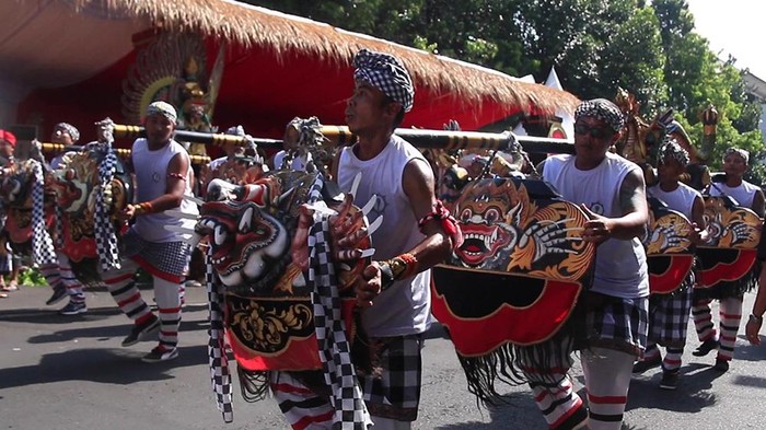 1760051774583-tari-kebesaran-jayaning-singasana-aum-tarian-yang-digagas-bupati-sanjaya-ini-merupakan-implementasi-ajaran-trisaksi-bung-karno_169