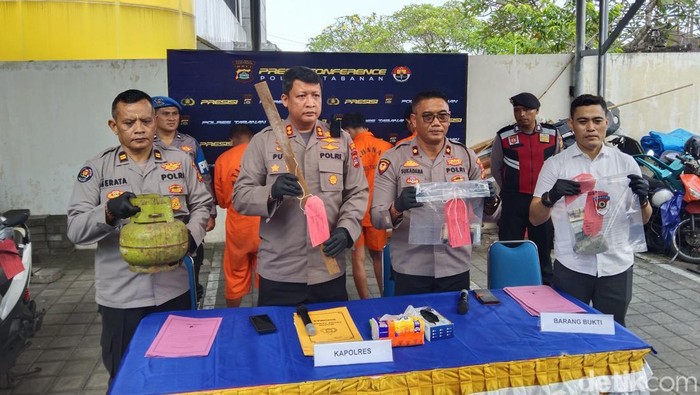 1760074482956-kapolres-tabanan-akbp-i-putu-bayu-pati-dua-dari-kiri-didampingi-kapolsek-kediri-kompol-i-nyoman-sukadana-dua-dari-kanan-saat-r-1760070245306_169