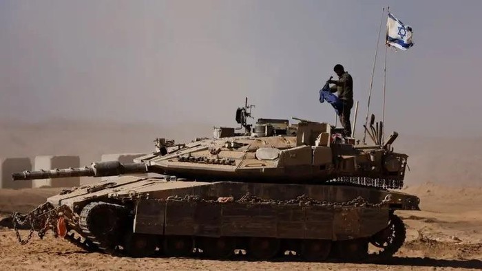 1760095970804-tentara-israel-berdiri-di-atas-tank-militer-yang-disiagakan-di-perbatasan-gaza-1755770598074_169