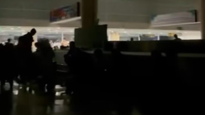 1760117534512-tangkapan-layar-situasi-di-beberapa-titik-bandara-i-gusti-ngurah-rai-gelap-gulita-akibat-mati-listrik-jumat-10102025-foto-dok--1760106053709_169