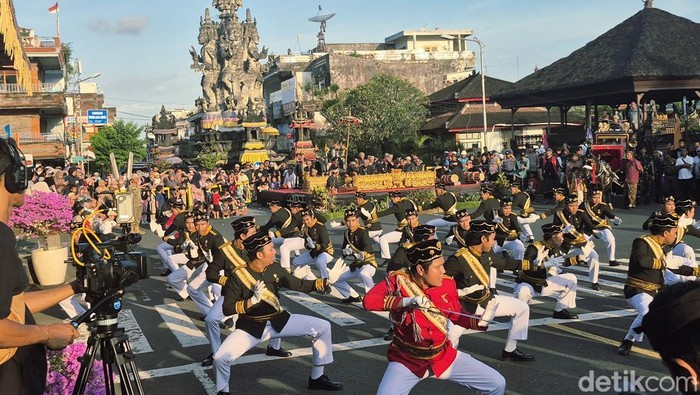 1760117583469-pertunjukan-kesenian-rudat-saat-pembukaan-klungkung-heritage-festival-di-depan-monumen-ida-dewa-agung-jambe-klungkung-jumat-10-1760103286381_169