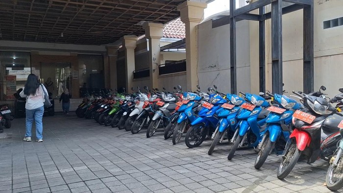 1760117599755-ratusan-randis-milik-asn-pemkot-mataram-yang-ditarik-bkd-mataram-karena-rusak-hingga-tidak-sesuai-peruntukan-jumat-10102025-na-1760102414067_169