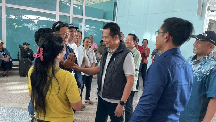 1760117626851-bupati-jembrana-i-made-kembang-hartawan-mengantar-dua-pmi-melalui-program-pinjaman-tanpa-jaminan-dan-bunga-di-bandara-internas-1760100613108_169