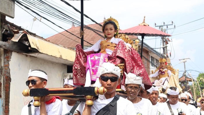1760182079423-iring-iringan-saat-prosesi-nyenuk-dalam-rangkaian-karya-padudusan-agung-puri-agung-jro-kuta-denpasar-bali-sabtu-11102025-foto--1760173365245_169