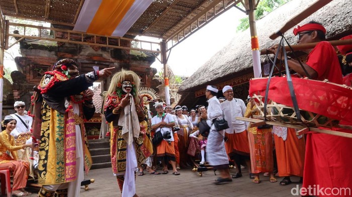 1760203598096-iring-iringan-pemedek-dalam-ritual-nyenuk-di-puri-agung-jro-kuta-denpasar-sabtu-11102025-aryo-mahendrodetikbali-1760171919727_169