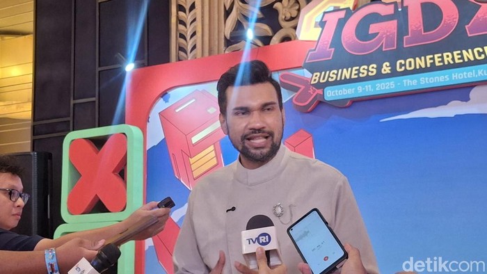 1760203630408-presiden-asosiasi-gim-indonesia-shafiq-husein-saat-diwawancarai-dalam-acara-indonesia-game-developer-exchage-2025-di-kuta-badu-1760194900778_169