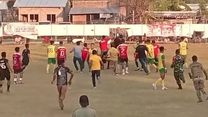 1760203646593-liga-tarkam-di-desa-dena-kecamatan-madapangga-kabupaten-bima-ntb-berlangsung-ricuh-sejumlah-pemain-terlibat-keributan-dan-neka-1760190784045_169