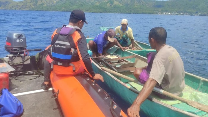 1760203699893-tim-sar-gabungan-melakukan-operasi-pencarian-nelayan-hilang-di-perairan-kelurahan-tetandara-kecamatan-ende-selatan-kabupaten-e-1760184619076_169