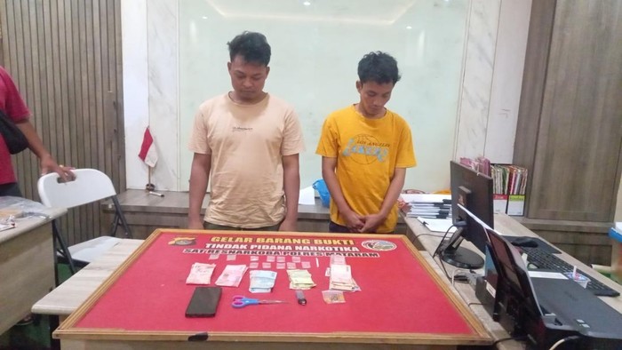 1760203731755-polisi-menangkap-dua-pengedar-narkoba-asal-lingkungan-karang-bagu-kelurahan-karang-taliwang-kecamatan-cakranegara-mataram-ntb--1760180571101_169