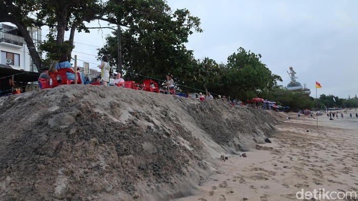 1760246633360-tebing-bekas-abrasi-pantai-kuta-1760236334454_169